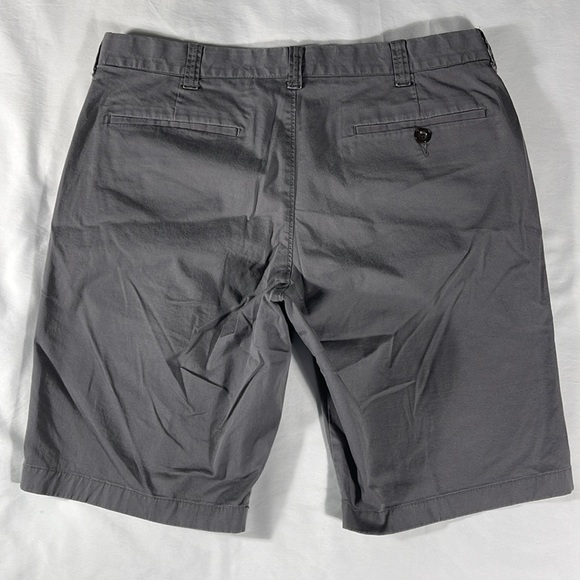 J. Crew mens charcoal grey Stretch basic flat front 10" chino shorts - size 32 - Picture 3 of 12